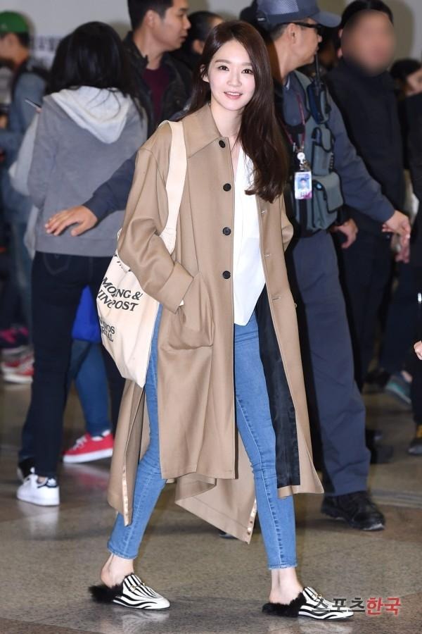 강민경 공항 패션